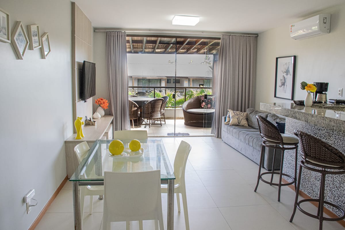Standaard appartement | Woonkamer | Een 50-inch ledtelevisie met satellietzenders en een televisie