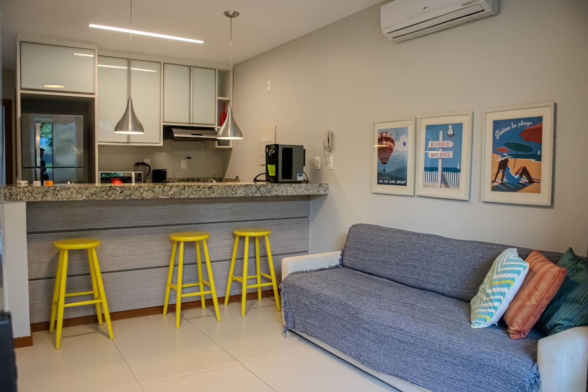 Deluxe appartement | Woonruimte | Een 50-inch ledtelevisie met satellietzenders en een televisie