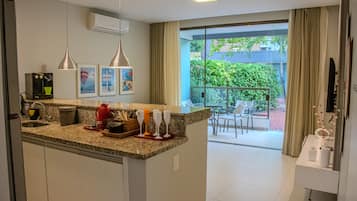 Apartamento luxo | Cozinha privada | Geladeira grande, micro-ondas, fogão, cooktop