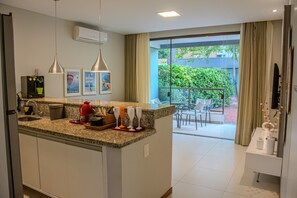 Deluxe Apartment | Private kitchen | Full-sized fridge, microwave, oven, stovetop - Imbassaí Apartments (Mata de São João)