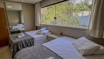 1 habitación, caja de seguridad en la habitación y escritorio