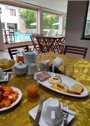 Daily cooked-to-order breakfast (BRL 15.00 per person)
