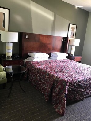 Bàn ủi/dụng cụ ủi quần áo, giường gấp/giường phụ (phụ phí)