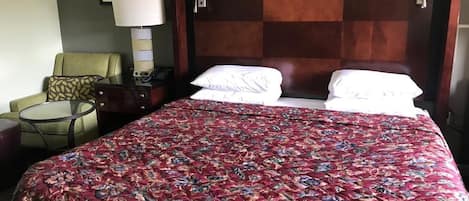 Standard Room, 1 King Bed, Non Smoking | Iron/ironing board, rollaway beds, free WiFi, bed sheets