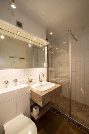 Bathroom - Erlebnis Hotel Chiemgauer Hof (Inzell)