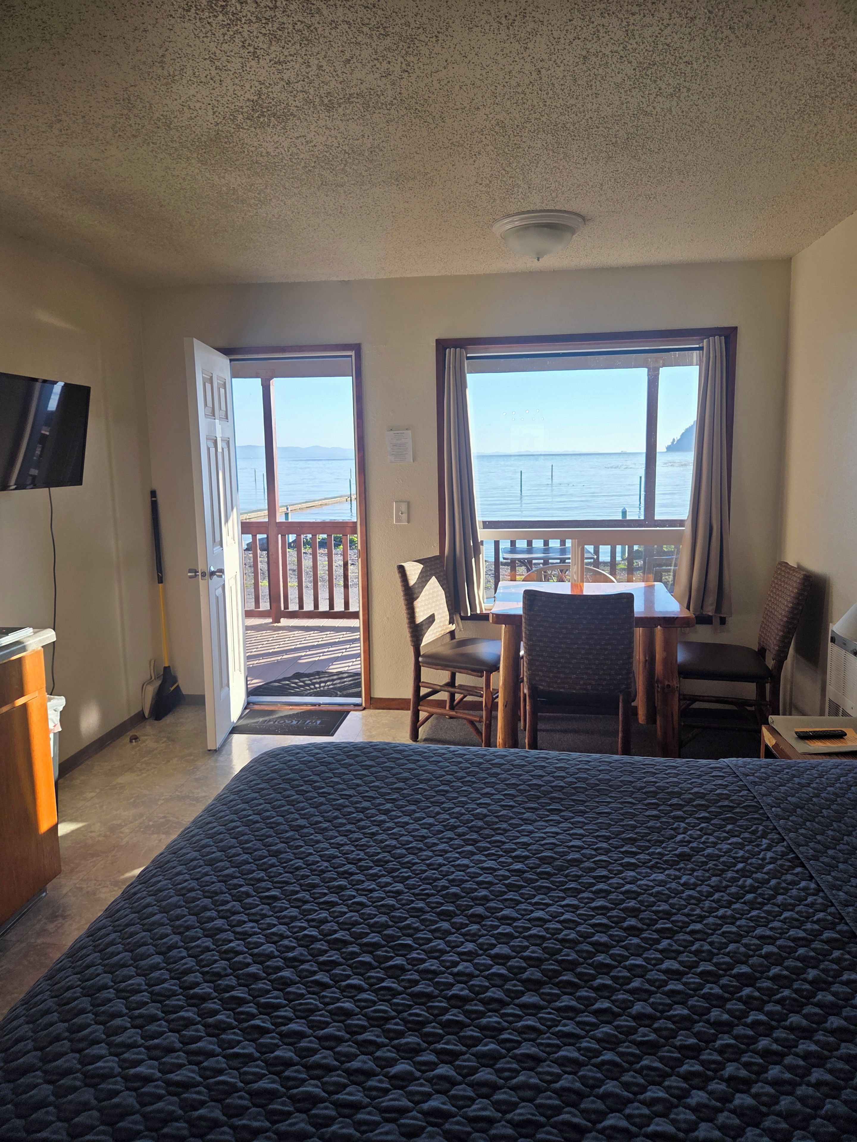 Ein Hotelzimmer mit Bett, Schreibtisch und Meerblick.