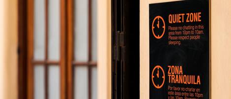 Habitación de hotel número 505 con un cartel que indica zona silenciosa de 22:00 a 10:00 y zona de tranquilidad de 22:00 a 10:00.