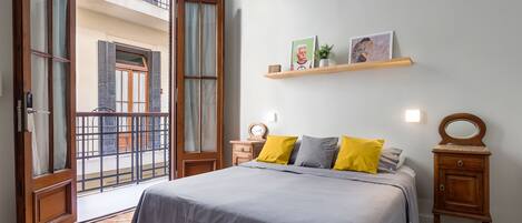 Cortinas blackout, wifi gratis y ropa de cama