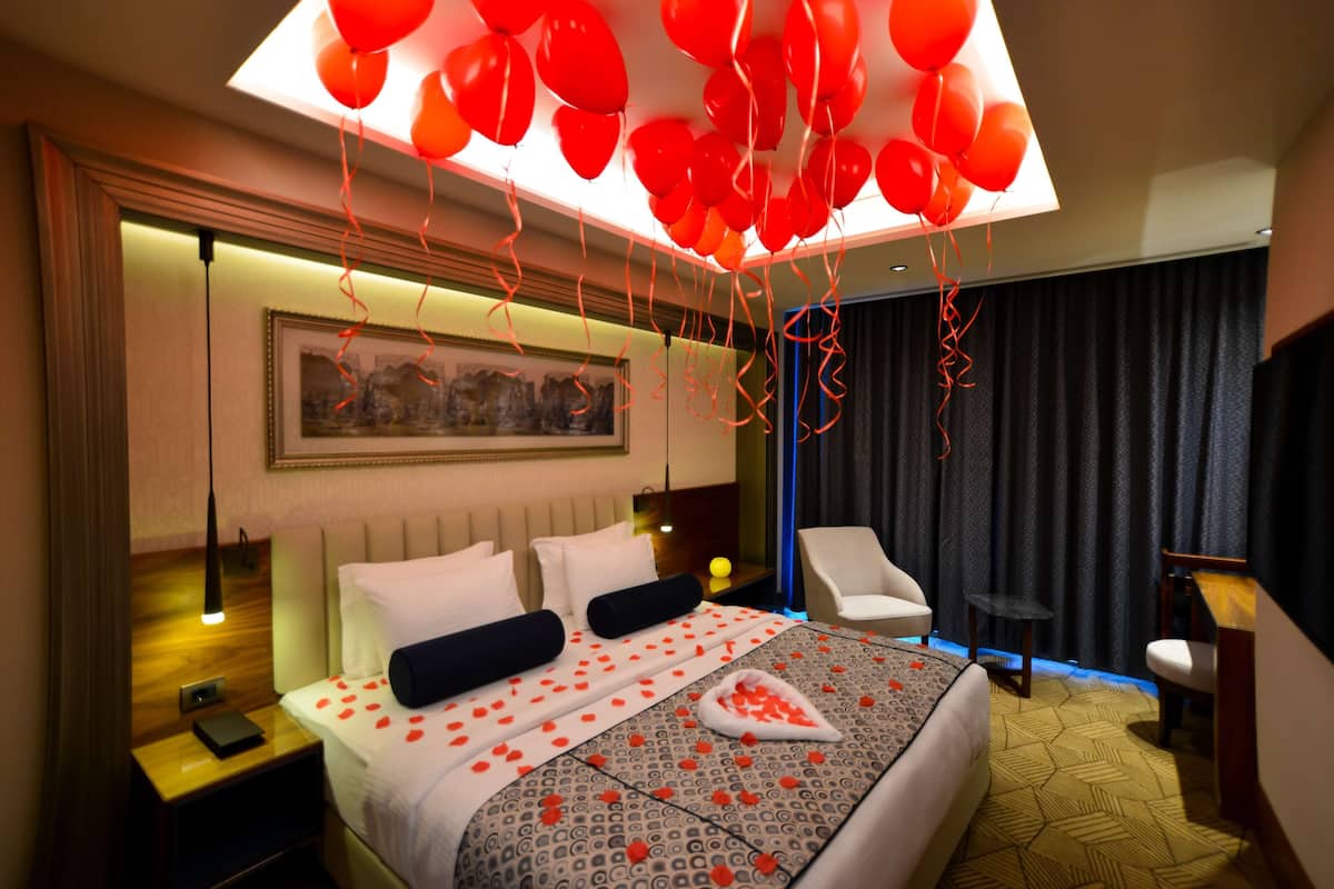 Suite, 1 King Bed, City View | Premium bedding, minibar, in-room safe, soundproofing