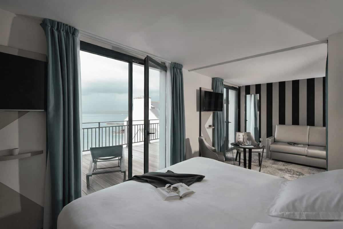 Premium Suite, Sea View | Premium bedding, in-room safe, desk, laptop workspace