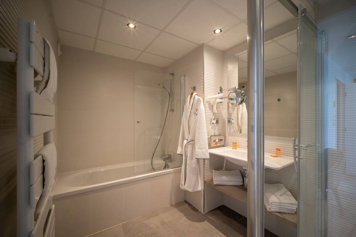 exceptional suite with private whirlpool bath sea view | bathroom | free toiletries, hair dryer, bathrobes, towels