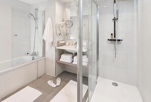 Free toiletries, hair dryer, towels, soap - Hôtel Valdys Thalasso & Spa - la Baie (Douarnenez)