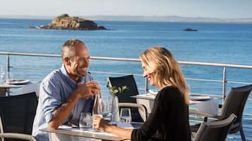 Phục vụ bữa sáng và bữa tối, nhìn ra biển