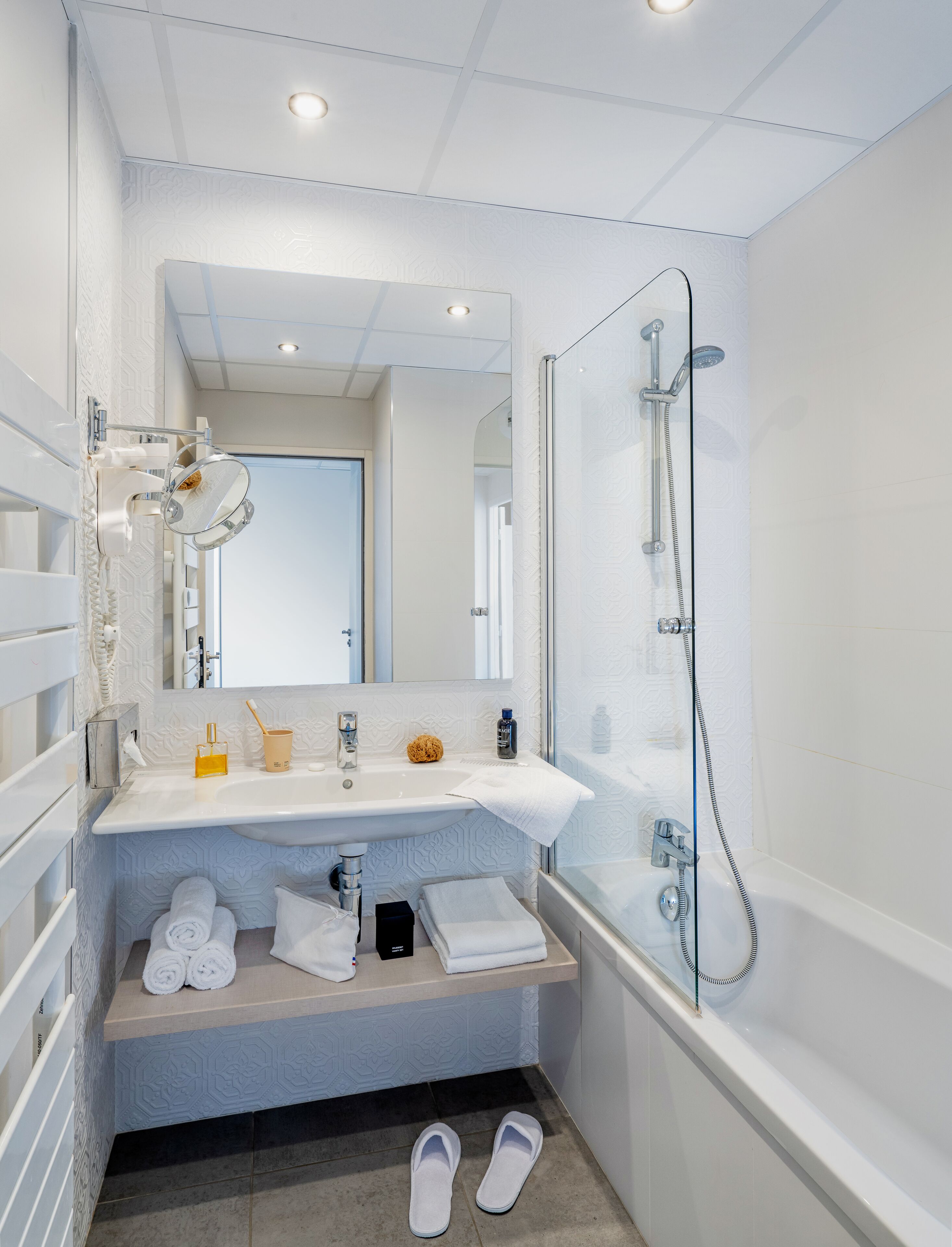 premium suite | bathroom | free toiletries, hair dryer, bathrobes, towels