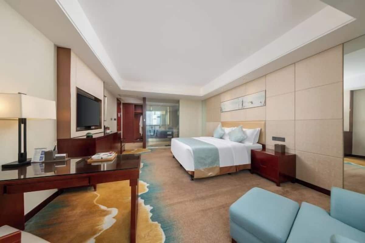 Hypo-allergenic bedding, in-room safe, desk, cots/infant beds