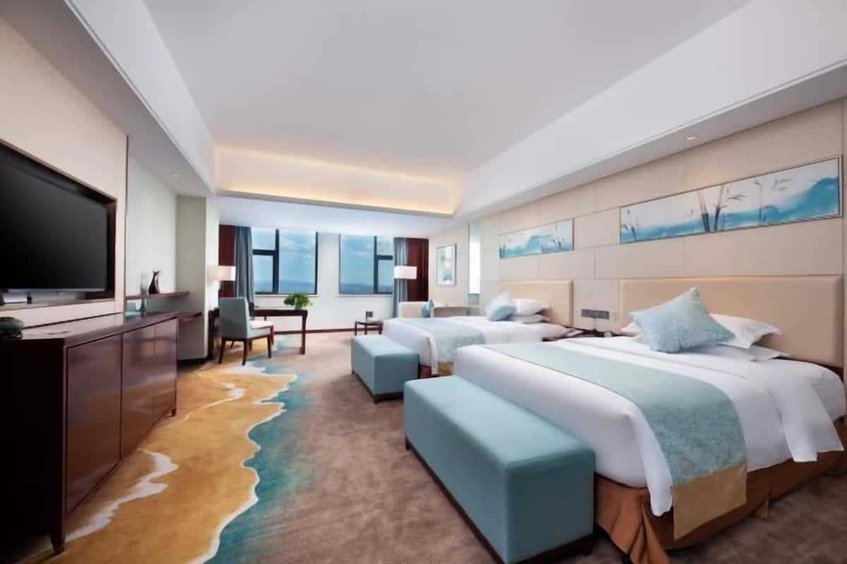 Hypo-allergenic bedding, in-room safe, desk, cots/infant beds