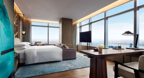Luxe beddengoed, een minibar, een kluis op de kamer, een bureau
