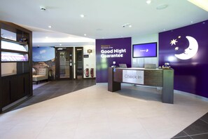 Reception - Premier Inn Farnham (Farnham)