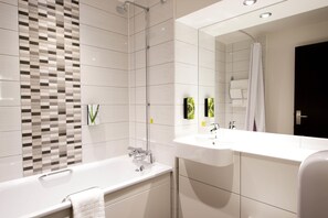 Bathroom - Premier Inn Farnham (Farnham)