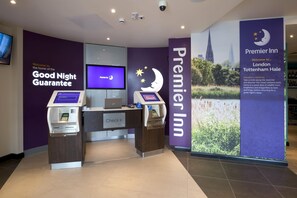 Reception - Premier Inn London Tottenham Hale (London)