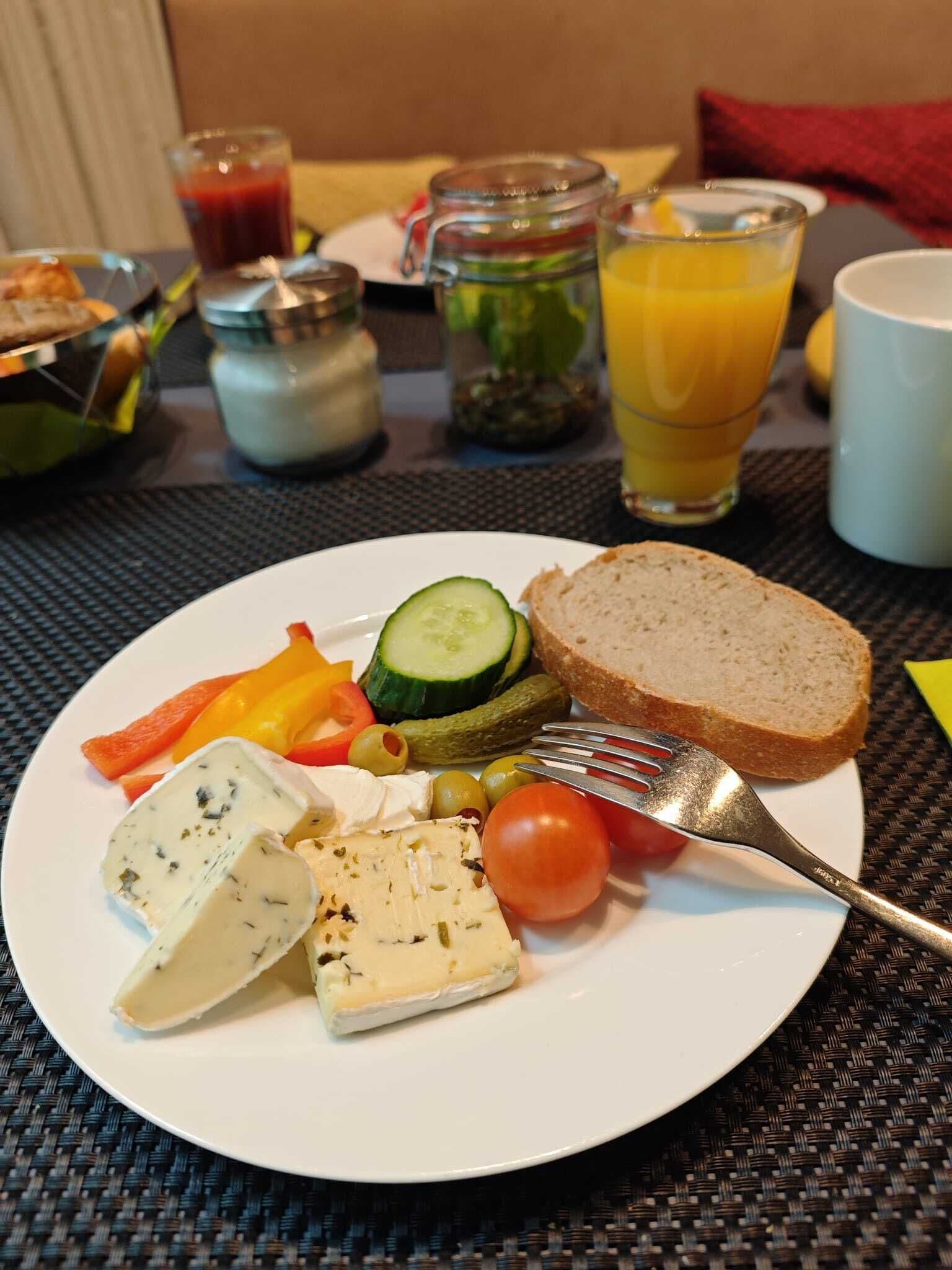 buffet breakfast on weekends (eur 25 per person)