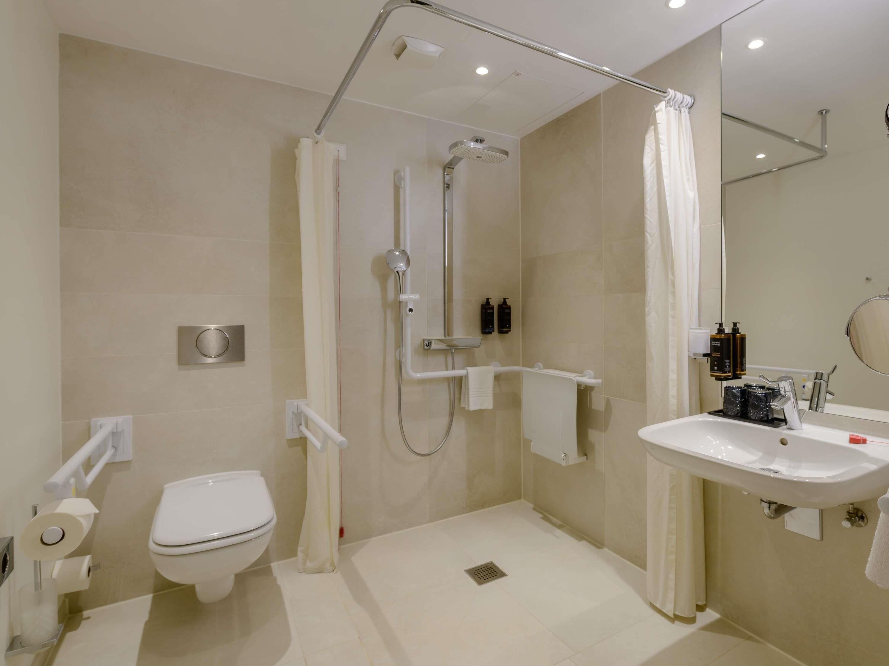 Un baño moderno con ducha, inodoro y lavabo.