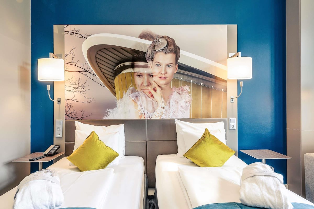 Privilege - Tvåbäddsrum - flera sängar | Allergitestade sängkläder, minibar och värdeförvaringsskåp på rummet