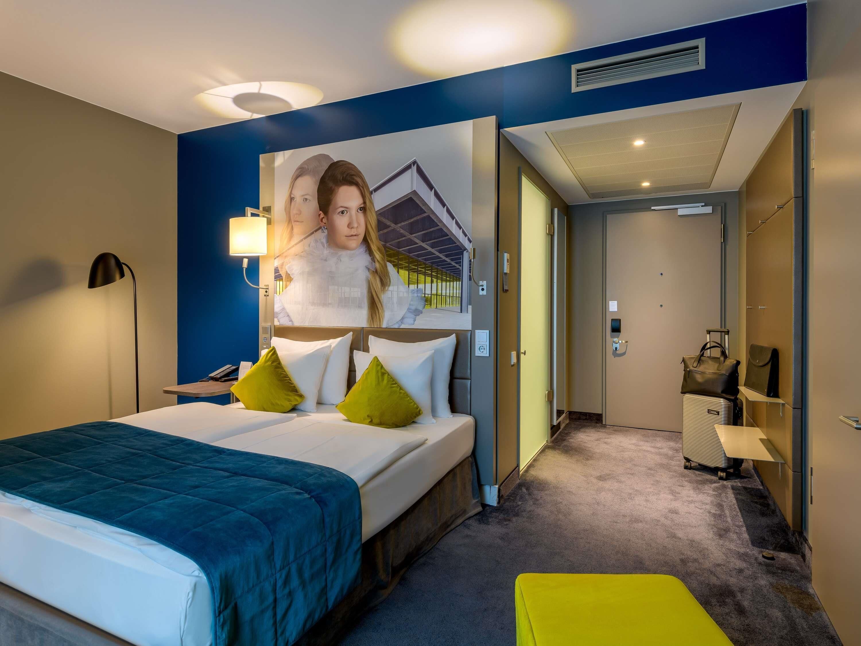 Standardrum - 1 queensize-säng - tillgänglighetsanpassat (Accesible) | Allergitestade sängkläder, minibar och värdeförvaringsskåp på rummet