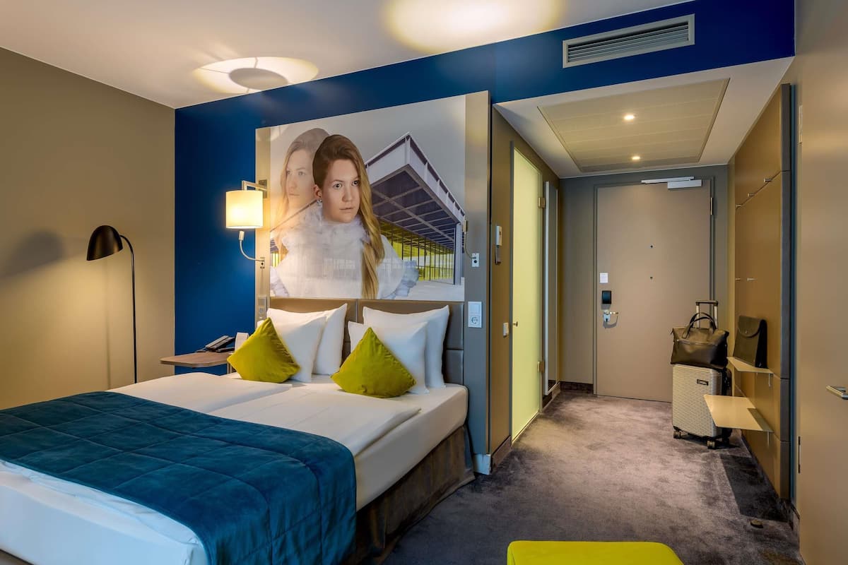 Chambre Standard, 1 grand lit, accessible aux personnes à mobilité réduite (Accesible) | Literie hypoallergénique, minibar, coffre-fort, décor unique