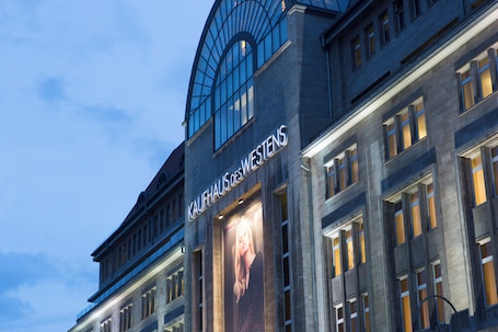 Einkaufszentrum. Mercure Hotel Berlin Wittenbergplatz