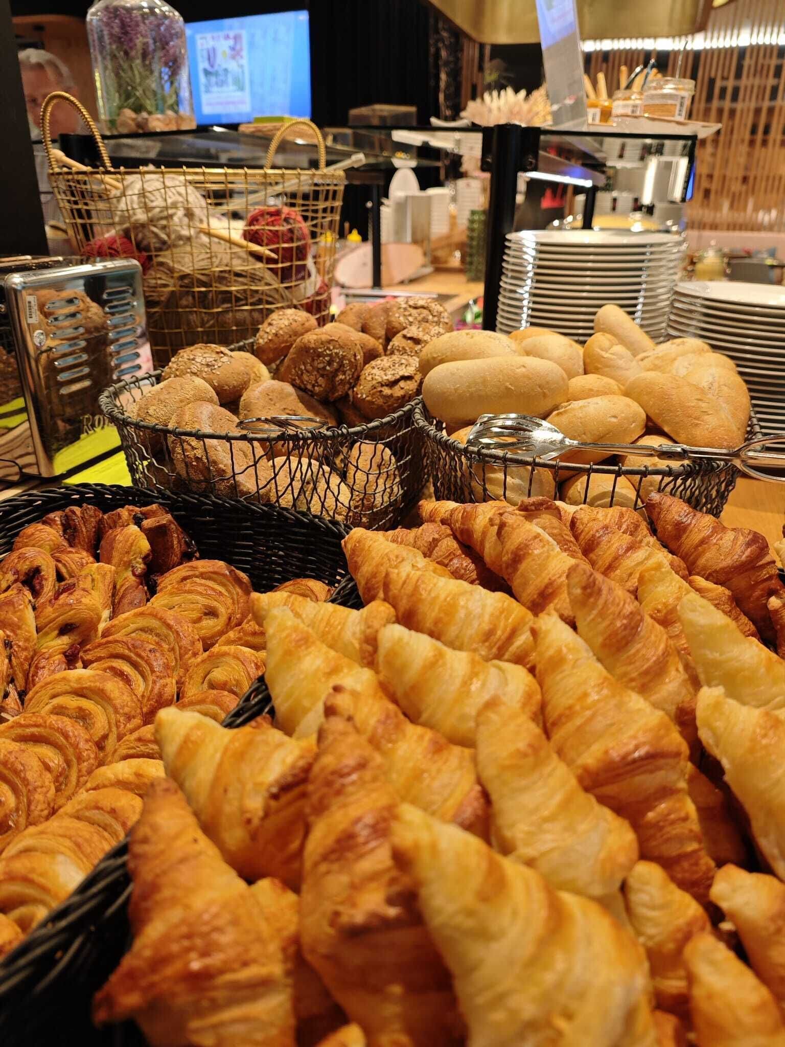 buffet breakfast on weekends (eur 25 per person)
