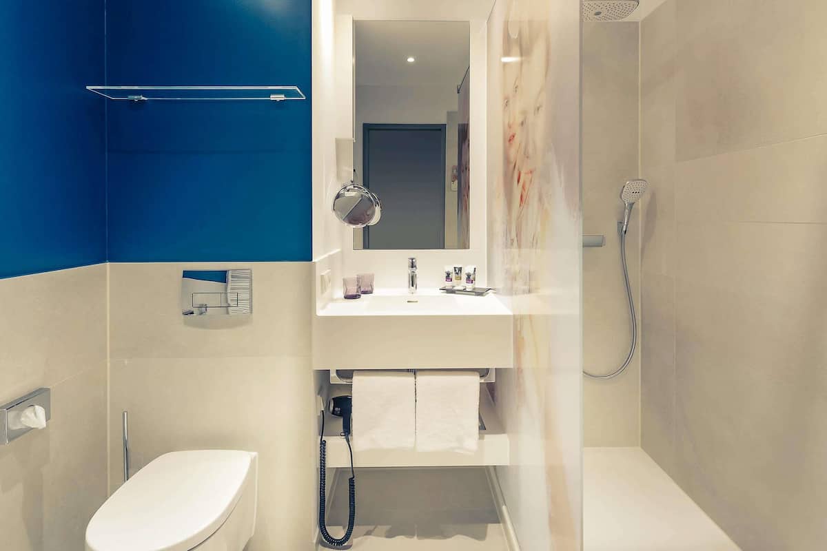 Allergitestade sängkläder, minibar och värdeförvaringsskåp på rummet