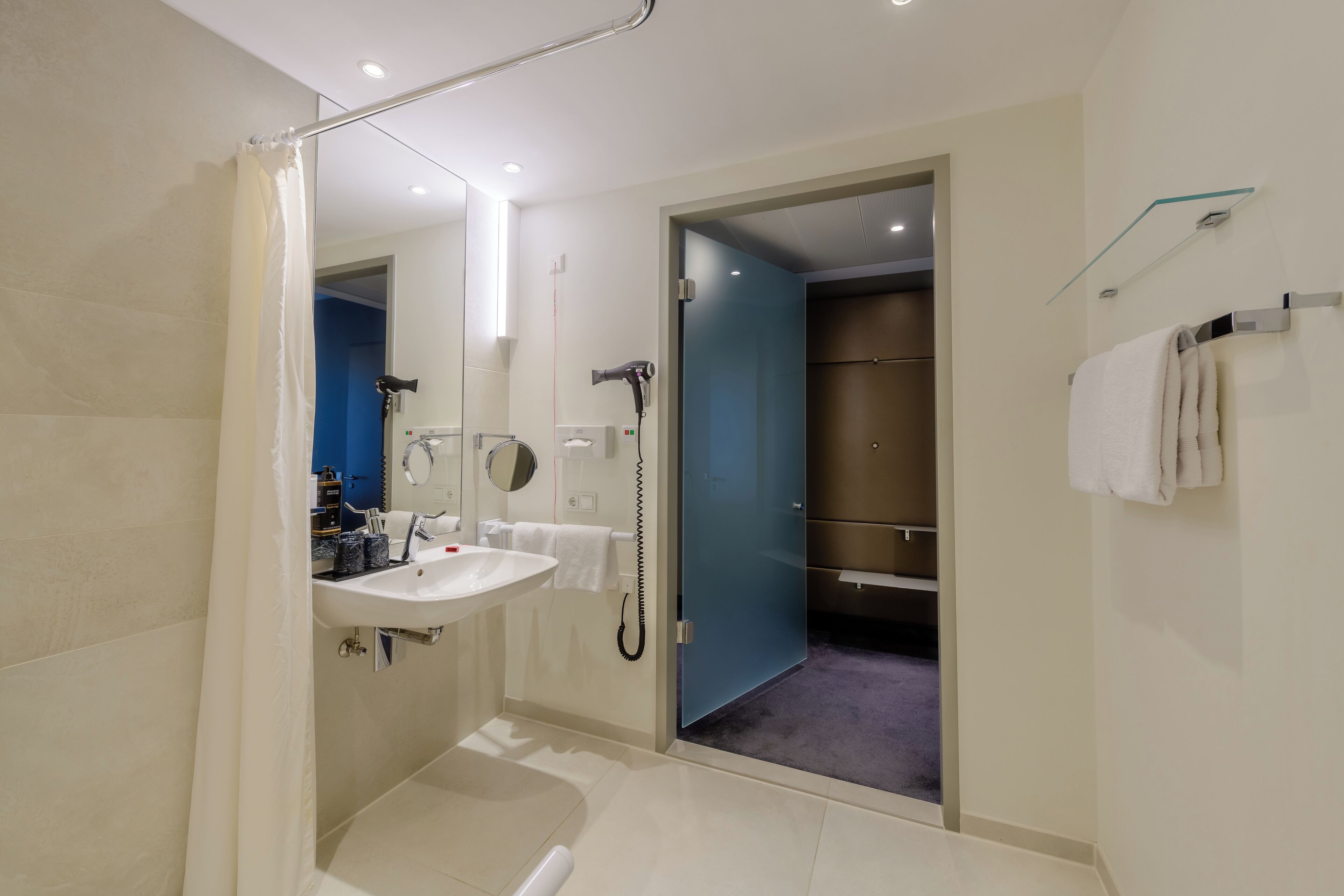 standard room, 1 queen bed, accessible (accesible) | bathroom | eco-friendly toiletries, hair dryer, towels