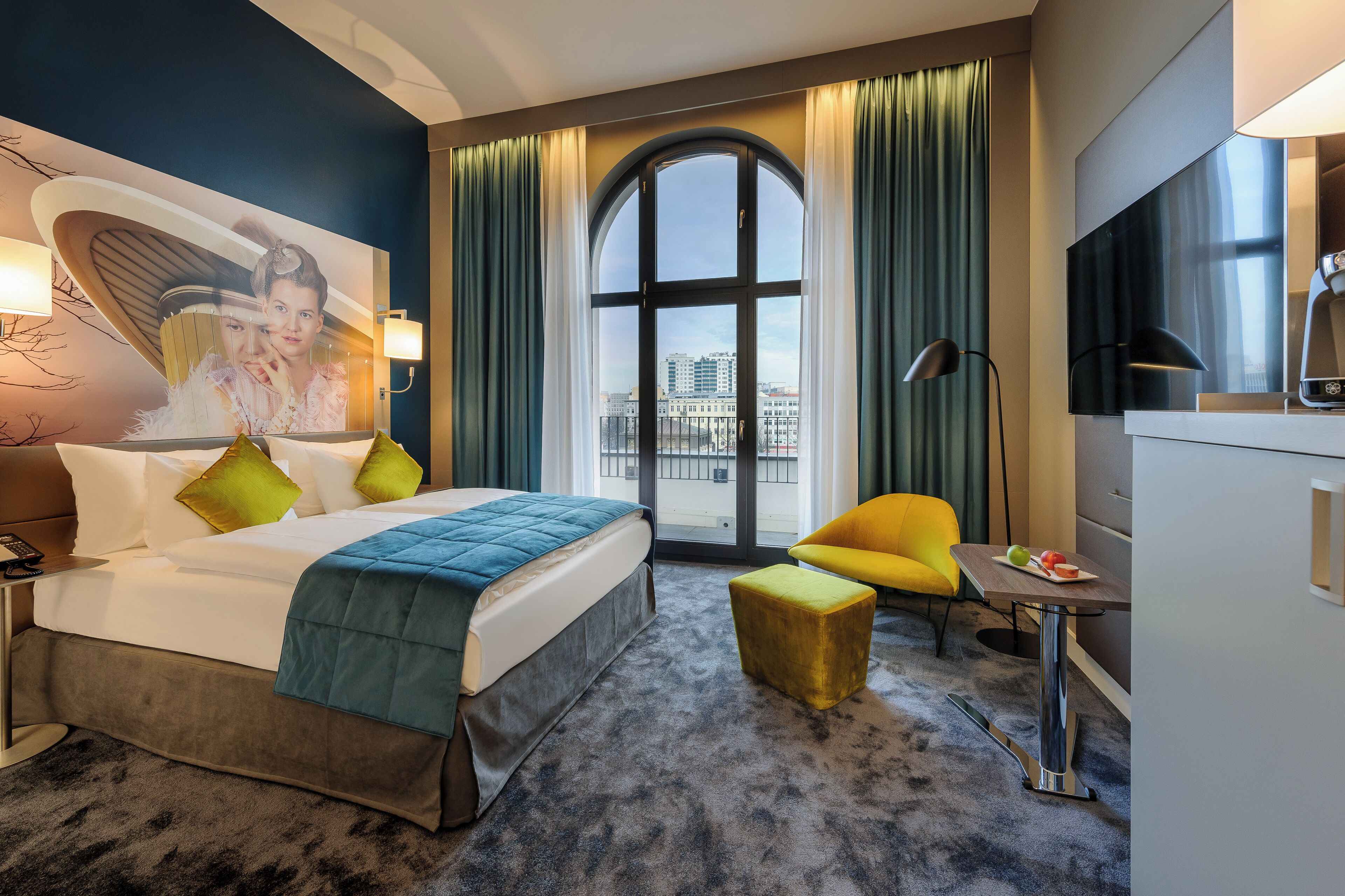 スーペリア ルーム クイーンベッド 1 台 バルコニー | 低刺激性寝具、ミニバー、セーフティボックス (室内)、客室ごとに異なる装飾