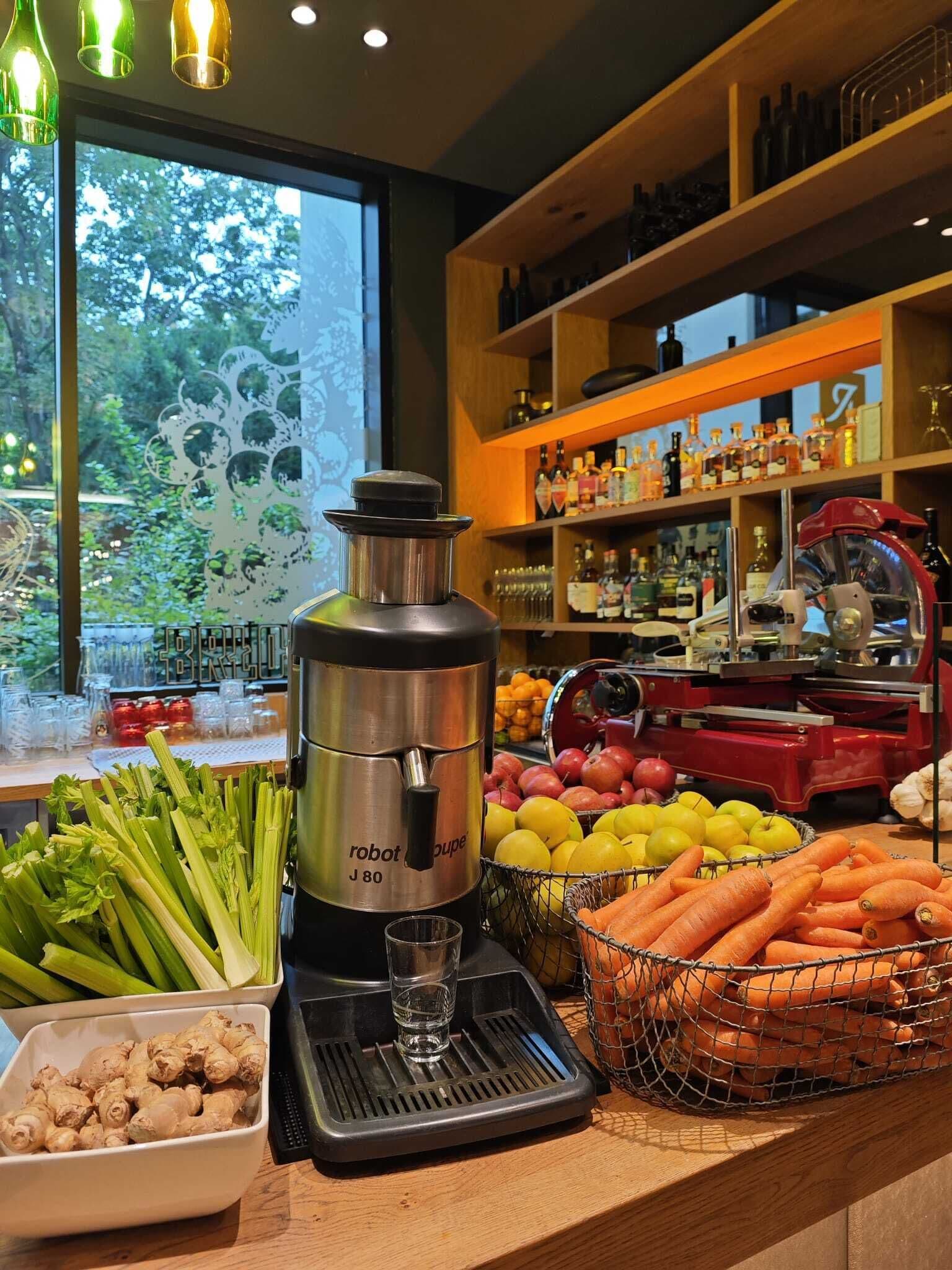 buffet breakfast on weekends (eur 25 per person)