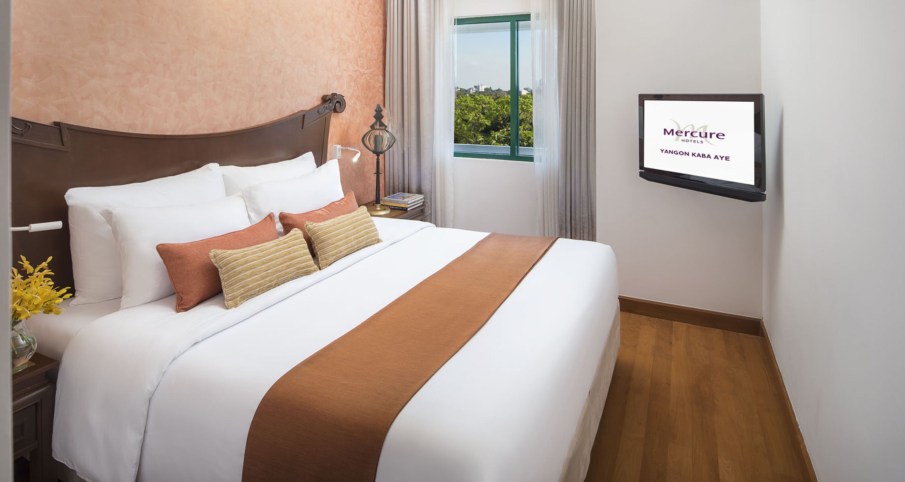 Deluxe Room, 1 Bedroom, Balcony (Kitchenette) | Hypo-allergenic bedding available, minibar, in-room safe, desk