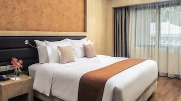 Deluxe Room, 1 King Bed | Hypo-allergenic bedding, minibar, in-room safe, desk