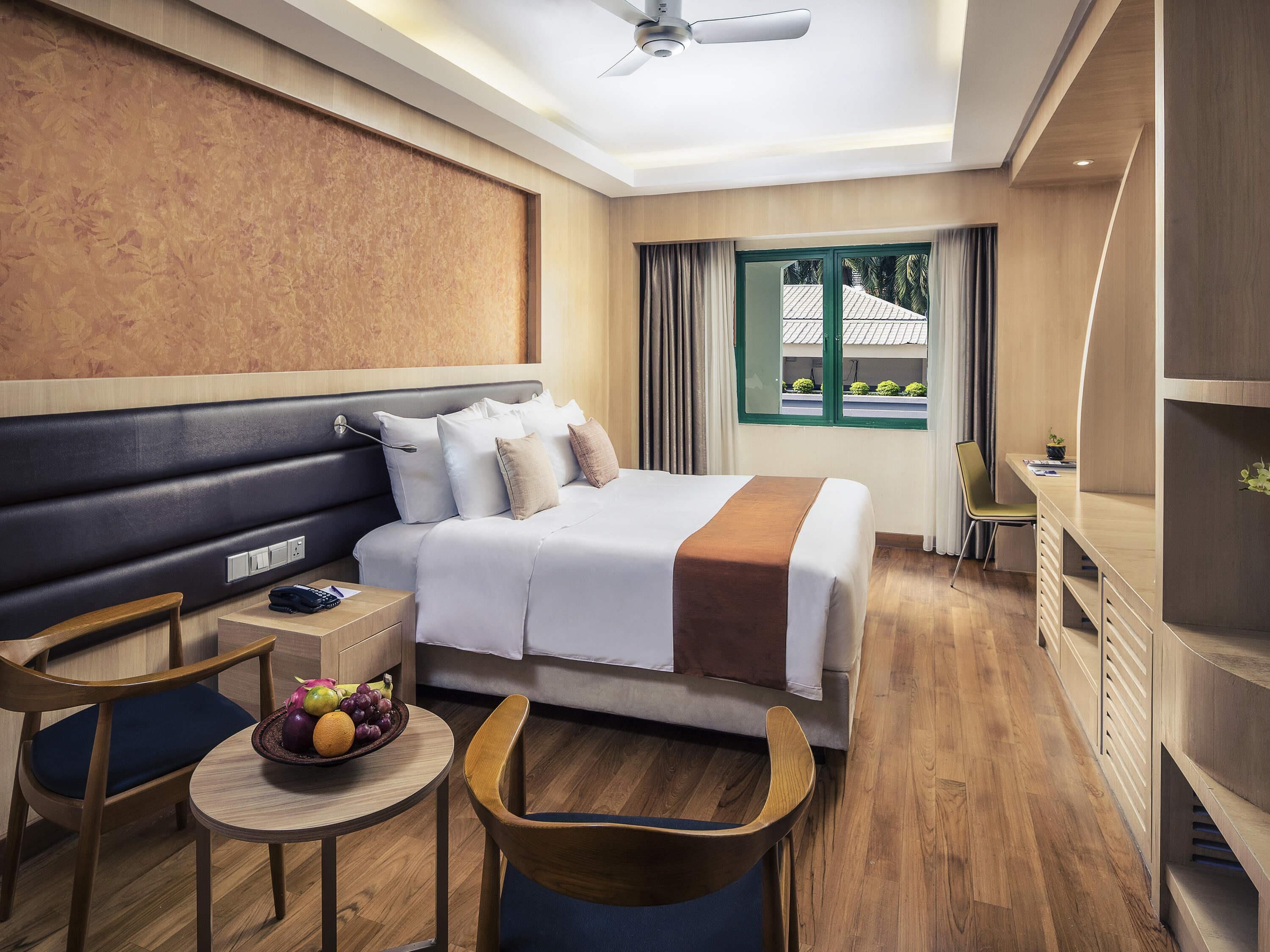 deluxe room, 1 king bed | 1 bedroom, hypo-allergenic bedding, minibar, in-room safe