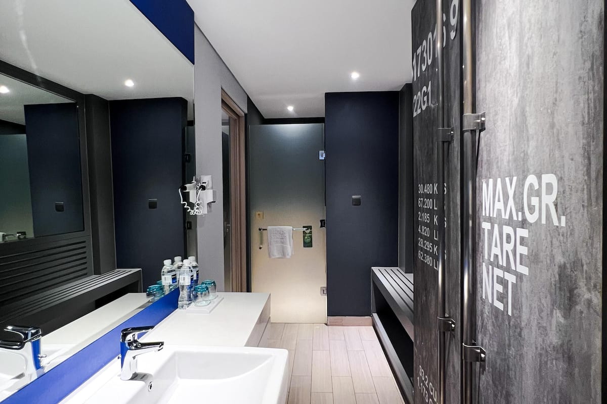 junior suite, 1 queen bed | in-room safe, desk, rollaway beds, free wifi