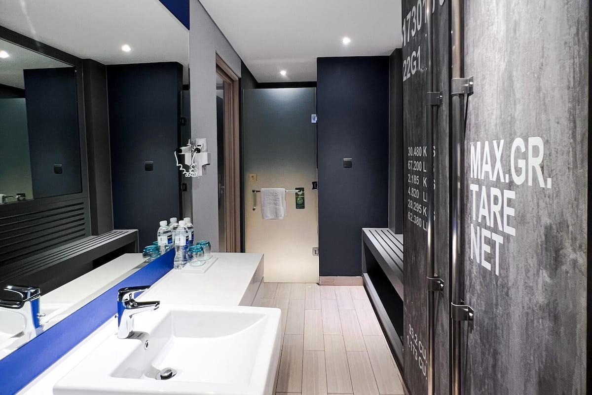 Junior Suite, 1 Queen Bed | In-room safe, desk, rollaway beds, free WiFi