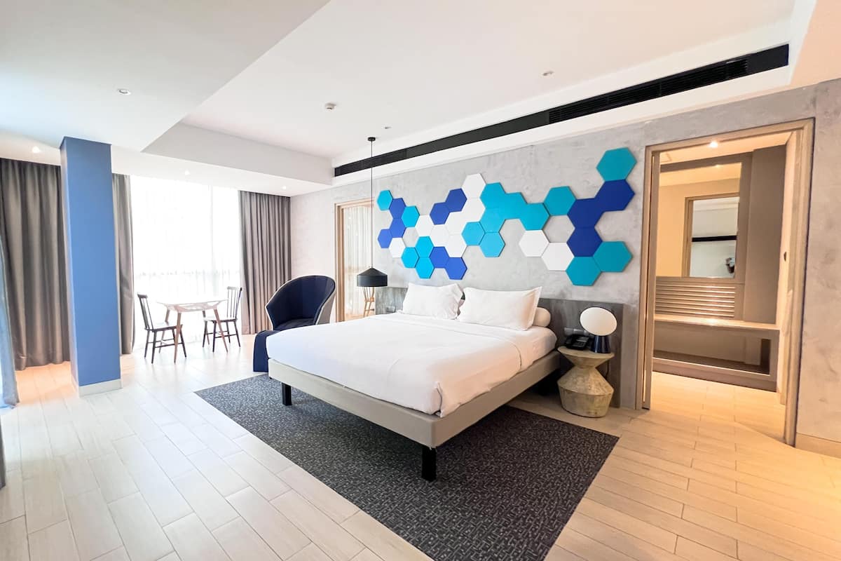 junior suite, 1 queen bed | in-room safe, desk, rollaway beds, free wifi