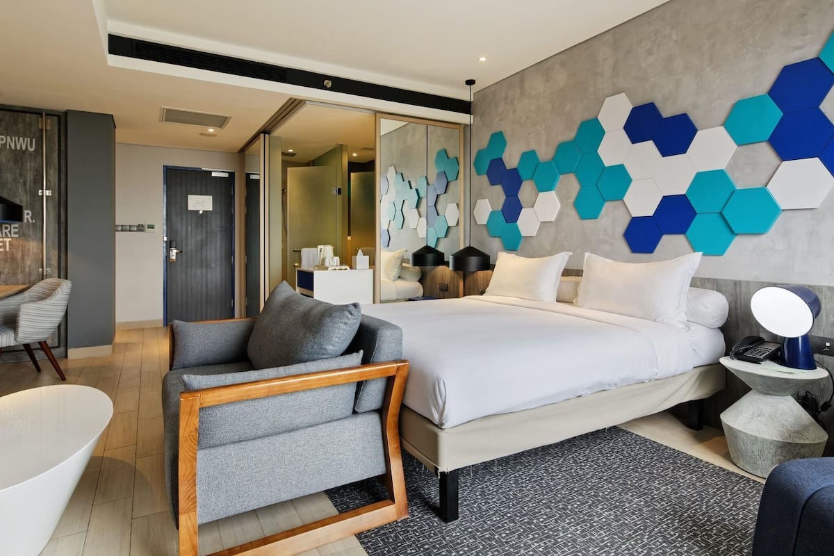 Deluxe-Zimmer, 1 Queen-Bett | Zimmersafe, Schreibtisch, Zustellbetten, kostenloses WLAN