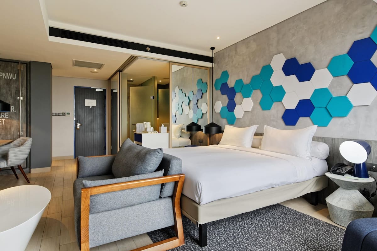 Chambre Deluxe, 1 grand lit | Coffre-fort, bureau, lit dâappoint (supplĂ©ment), accĂšs au Wi-Fi (inclus)
