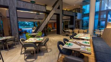 Lunch and dinner served, international cuisine