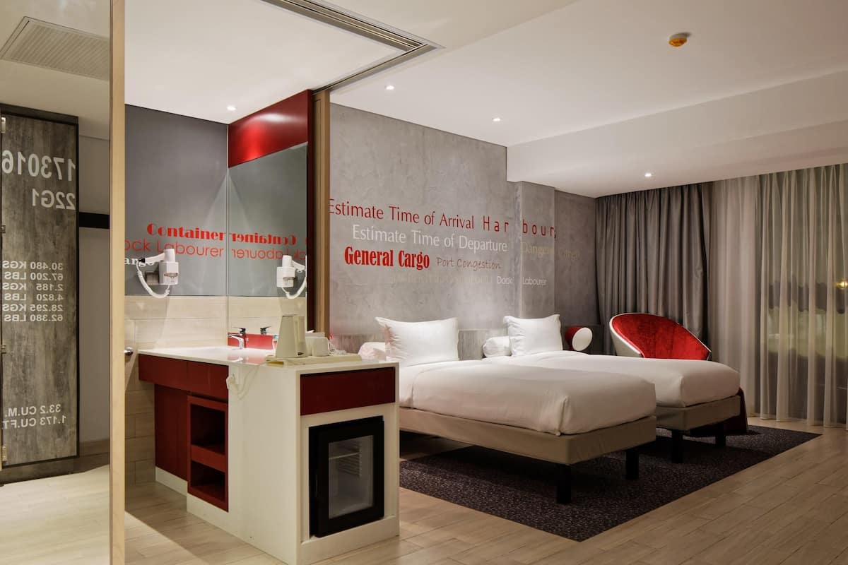 Deluxe Room, 2 Twin Beds | In-room safe, desk, rollaway beds, free WiFi