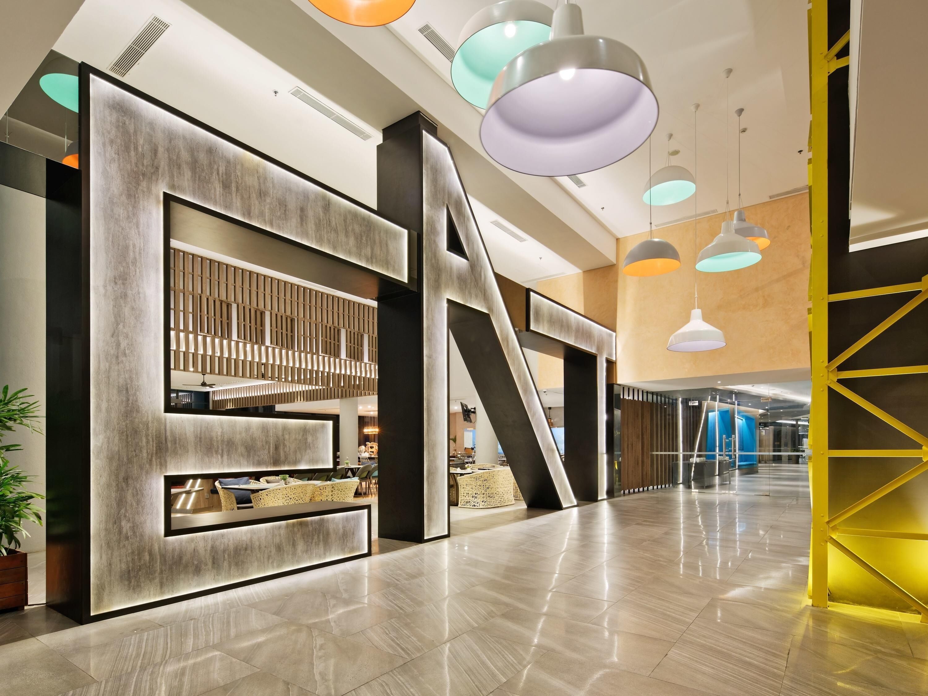 Lunch and dinner served, international cuisine