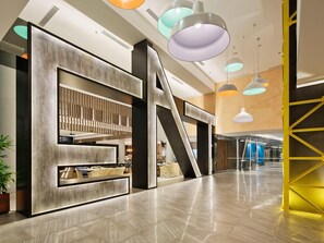 Makan tengah hari dan makan malam dihidangkan, masakan antarabangsa