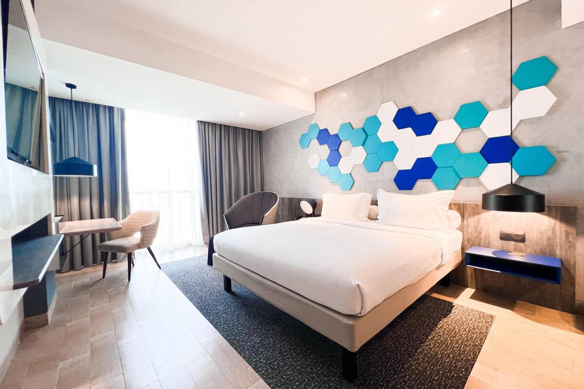 superior room, 1 queen bed | in-room safe, desk, rollaway beds, free wifi