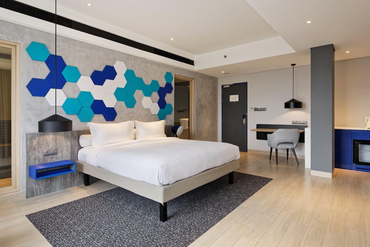 Junior Suite, 1 Queen Bed | In-room safe, desk, rollaway beds, free WiFi