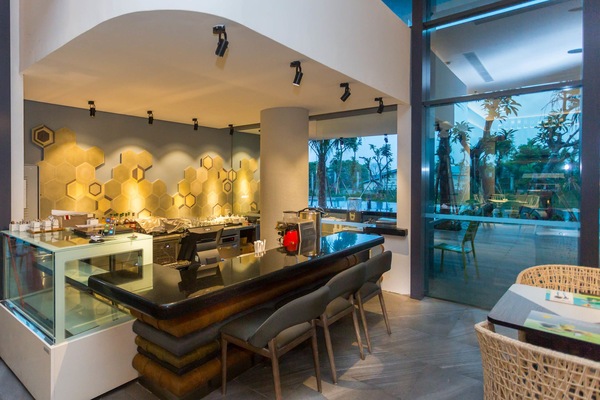 Bar en bord de piscine